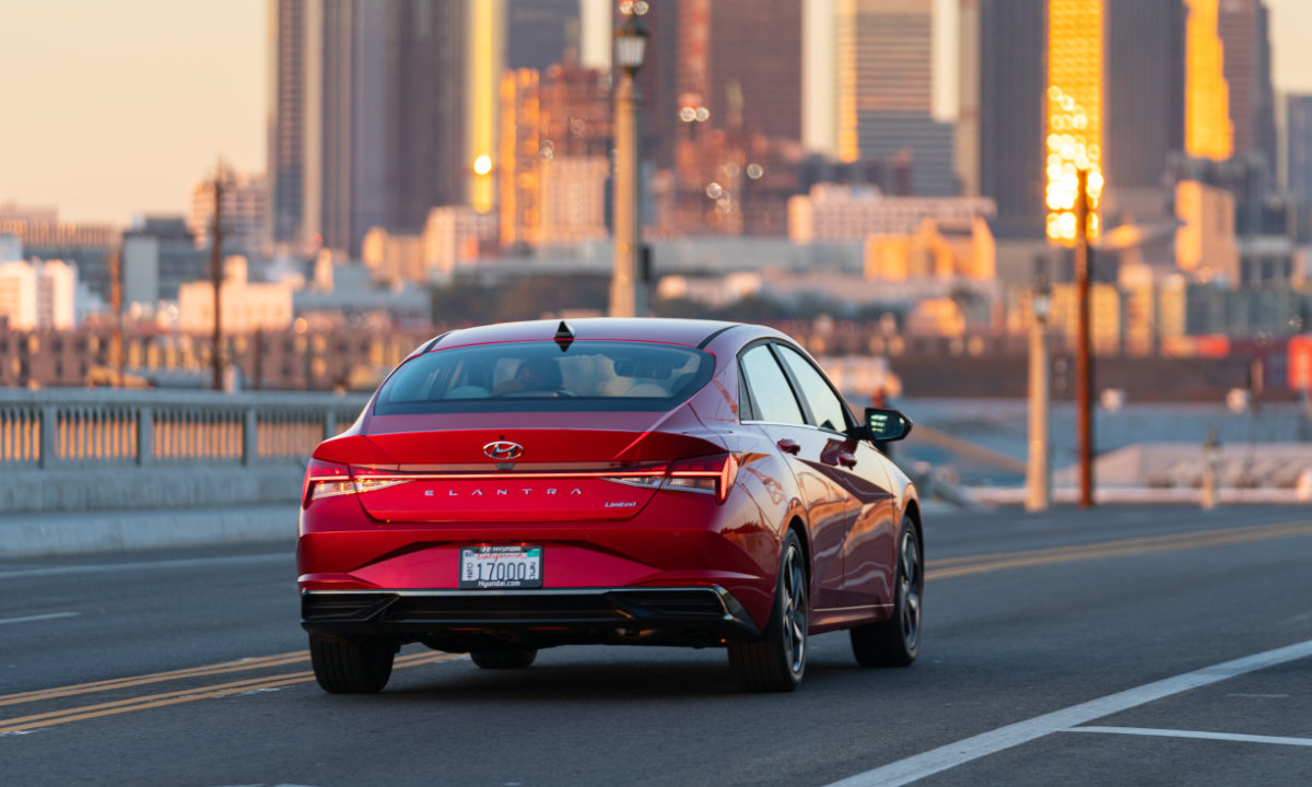 vue latérale arrière d'une Hyundai Elantra 2023 sur une route en ville