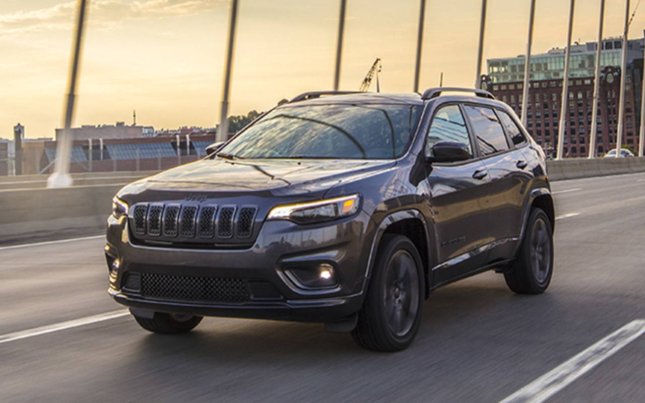 Vue 3/4 avant du Jeep Cherokee roulant sur un pont.