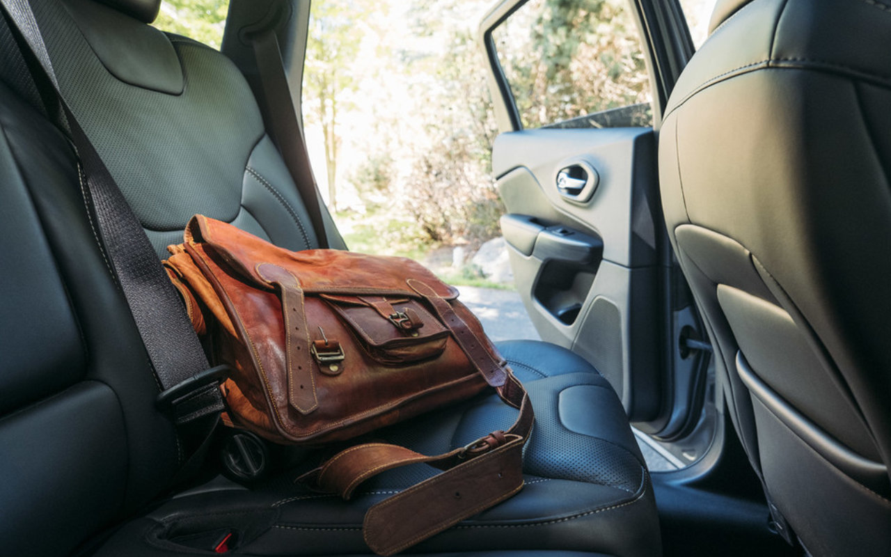 vue de la banquette arrière d'un Jeep Cherokee 2023 sur lequel est posé un sac de cuir brun