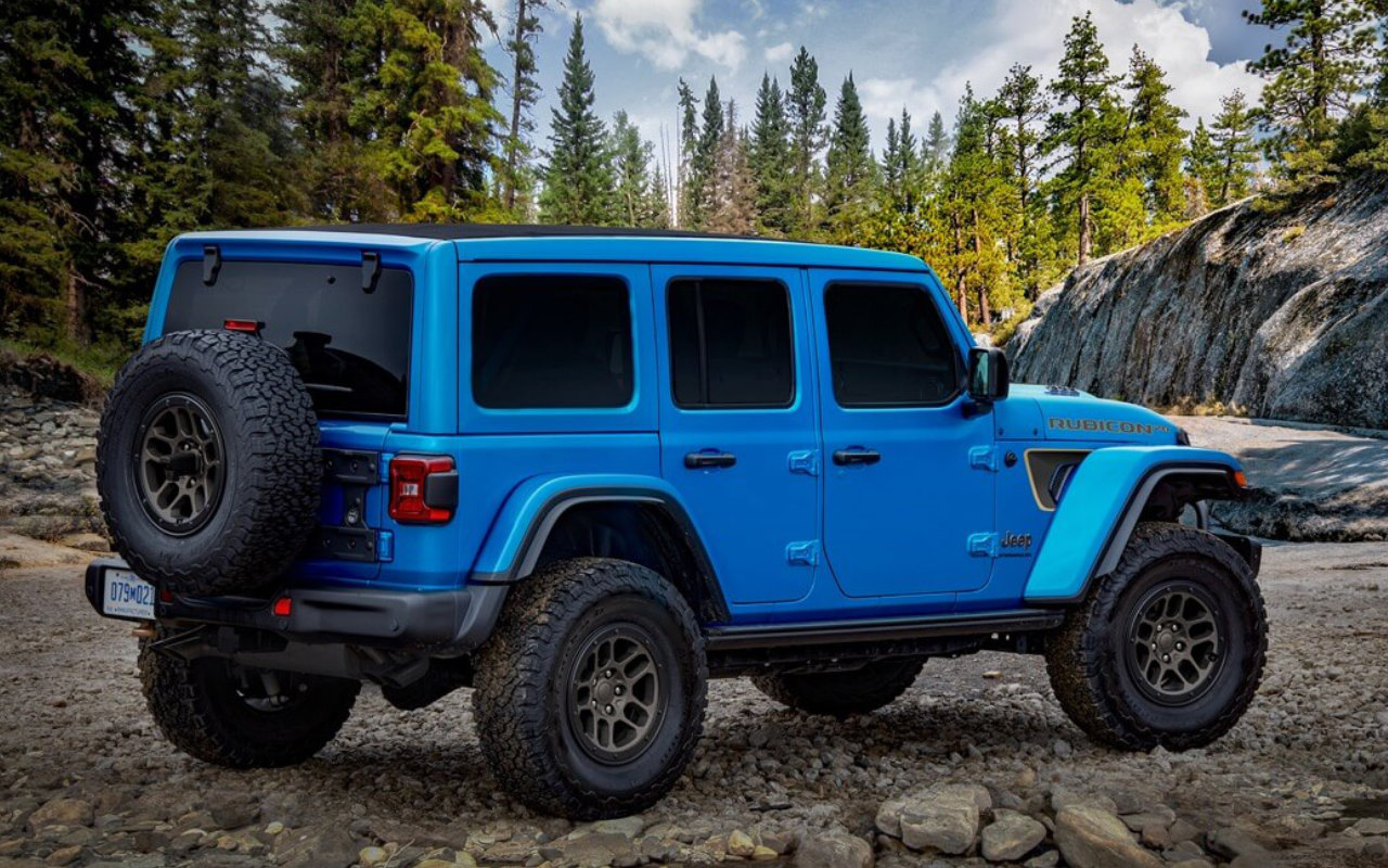 vue latérale arrière d'un Jeep Wrangler 4xe 2023 en forêt