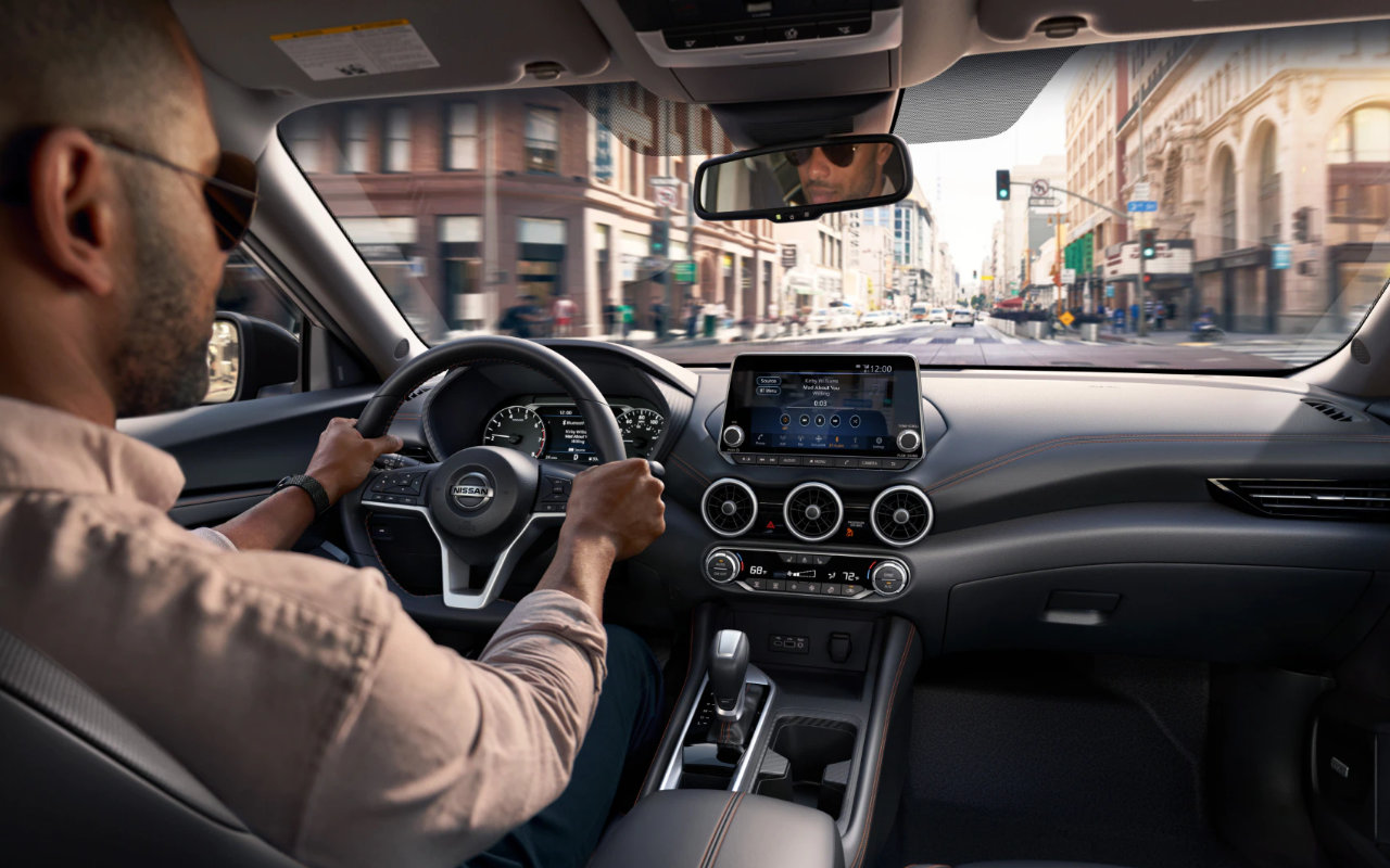 vue de l'habitacle et du tableau de bord d'une Nissan Sentra 2023