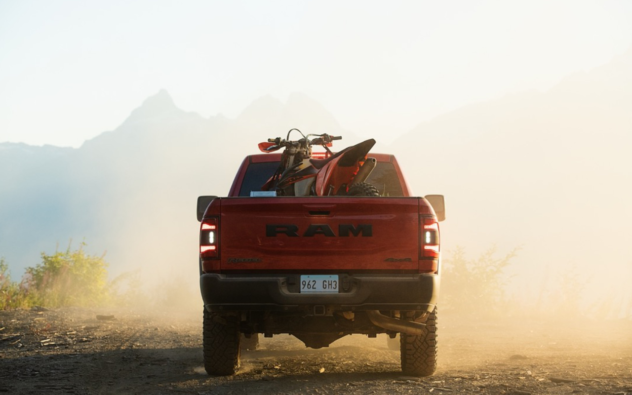 vue arrière d'un camion RAM 2500 2023 dans la nature