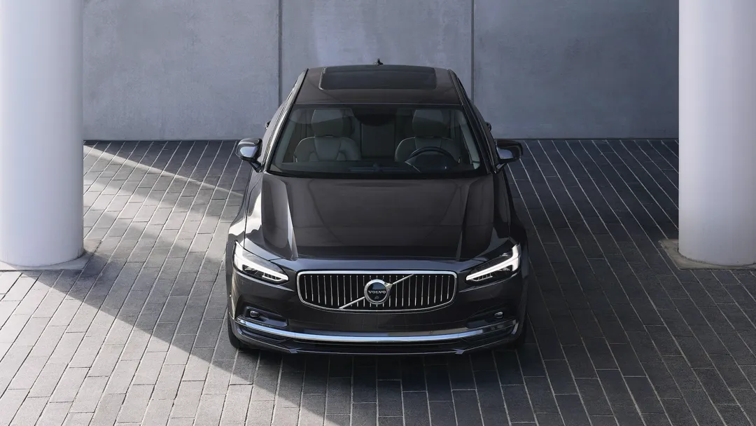 Vue avant de la Volvo S90 2024 (électrique).