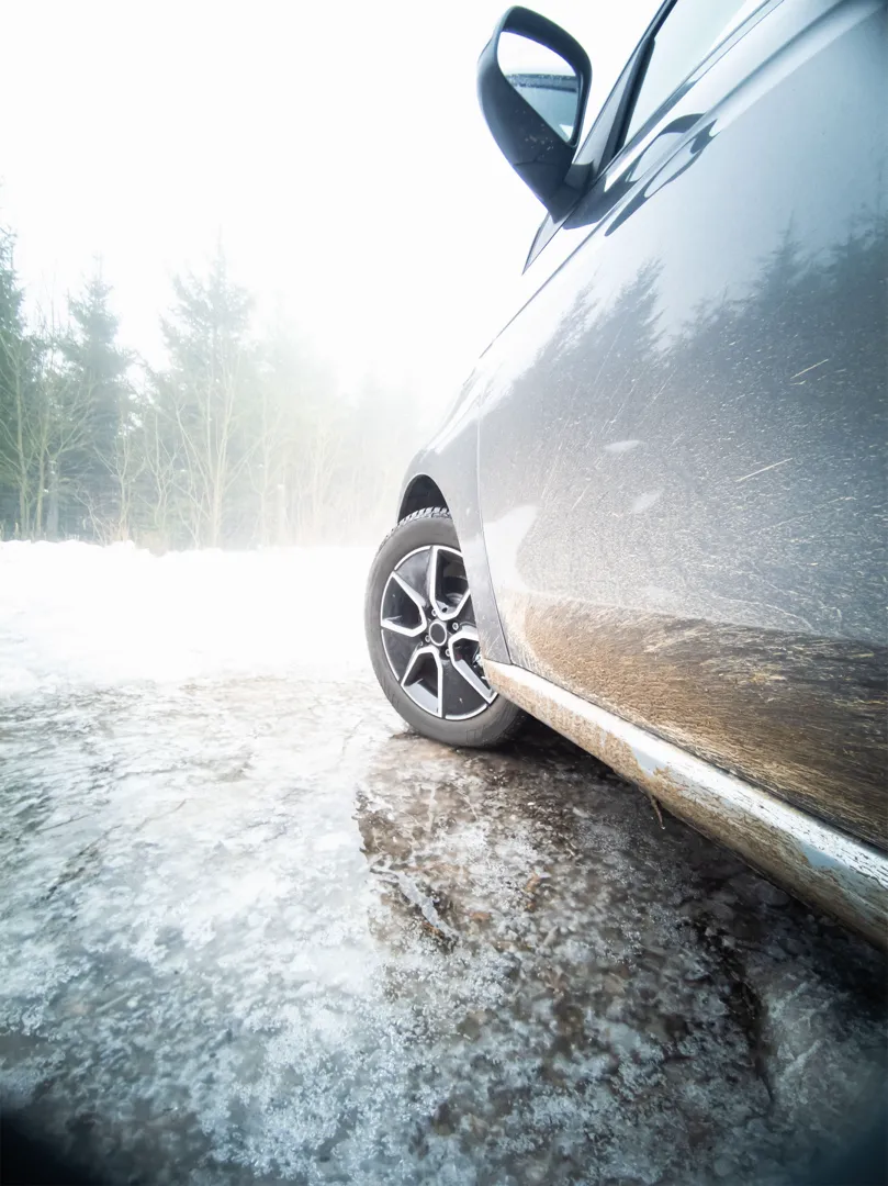 Une voiture chaussé pour l'hiver.