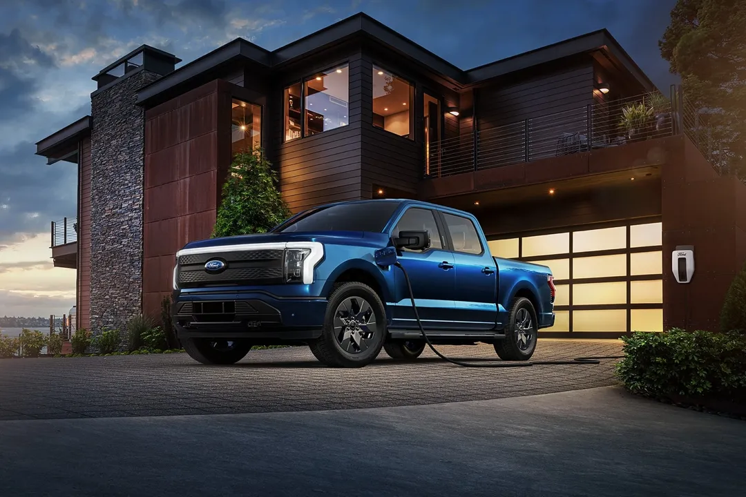 Le Ford F-150 Lightning en recharge de batterie à la maison.