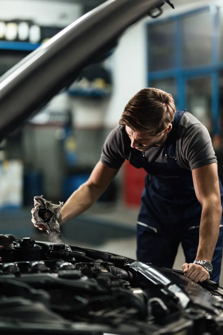 Homme à entretien du système de refroidissement d'une voiture.