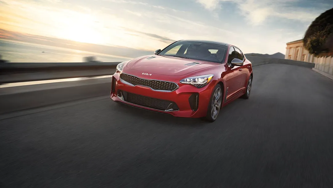 La Kia Stinger 2023 roulant sur une route.