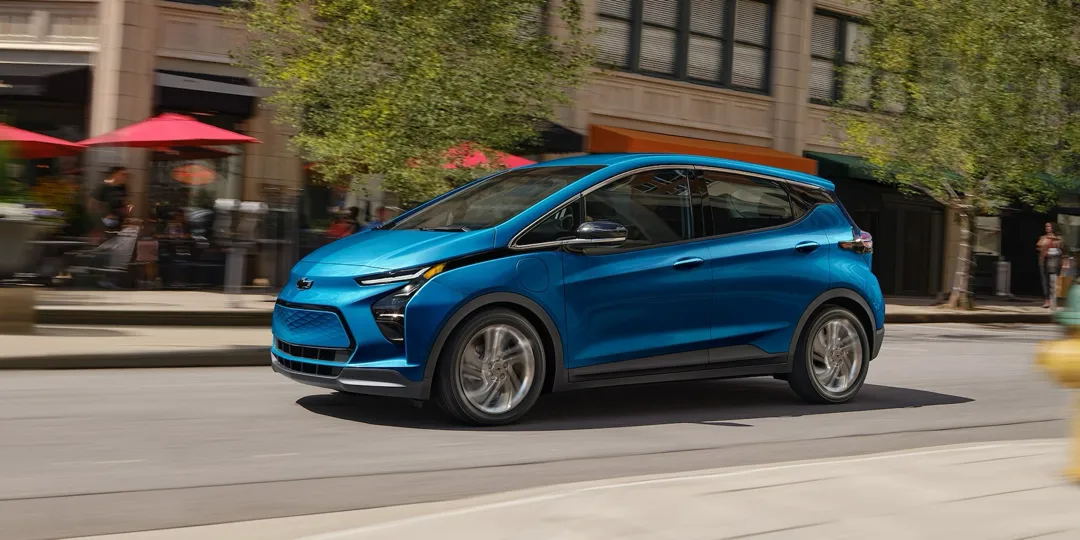 Le Chevrolet Bolt EV roulant sur une route en ville.