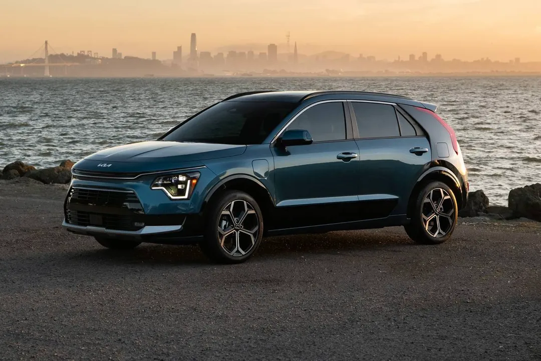 Le Kia Niro PHEV 2023 au bord de l'eau.