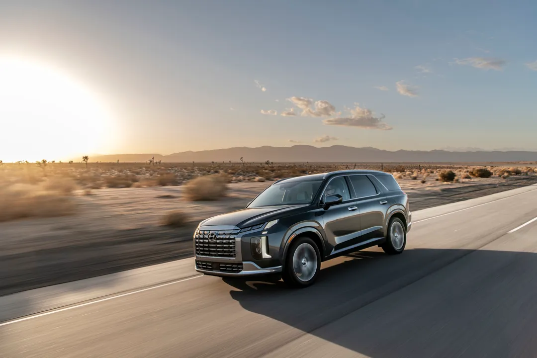 Vue 3/4 avant du Hyundai Palisade 2024 roulant sur une route.