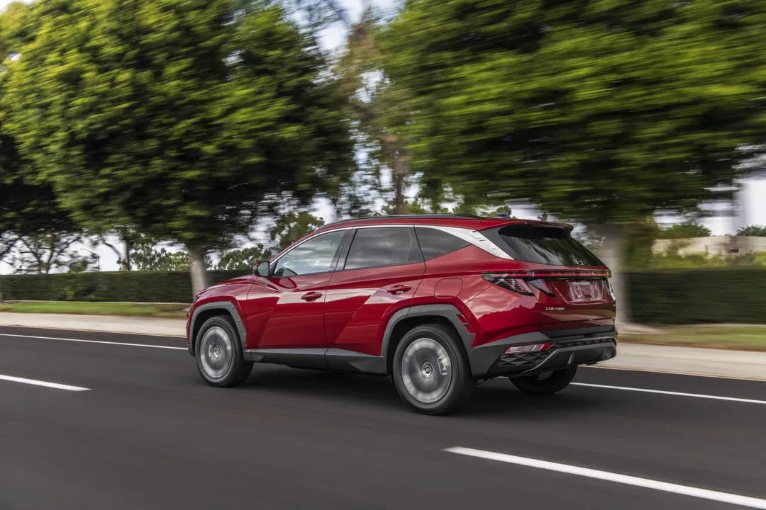 Le Hyundai Tucson roulant sur une route.