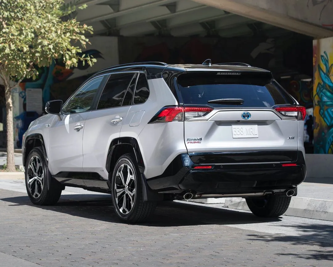 Vue 3/4 arrière du Toyota RAV4 Prime 2023.