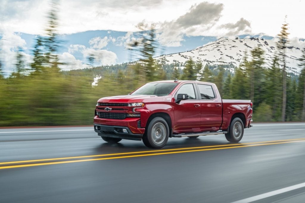 vue latérale avant du Chevrolet Silverado 1500 2019 roulant sur une route