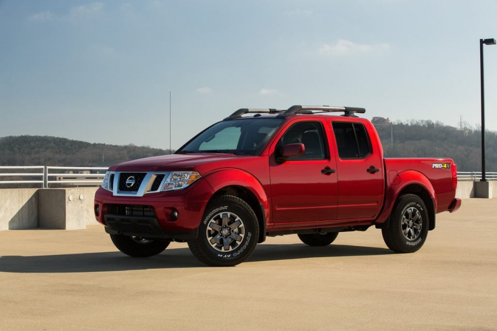 vue latérale du Nissan Frontier 2019 stationé