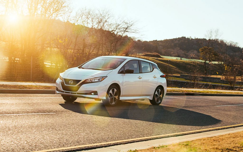 vue latérale du Nissan LEAF 2020 roulant sur une route