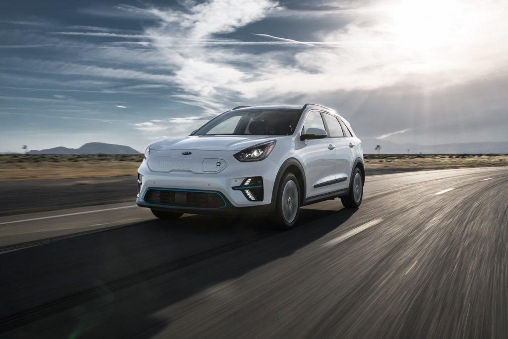 vue trois quart avant du Kia Niro EV 2021 roulant sur une route