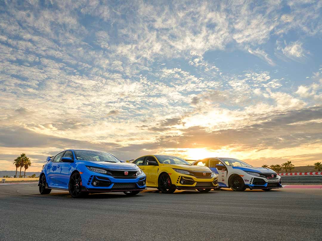 vue trois quart avant de trois modèles de la Honda Civic Type R