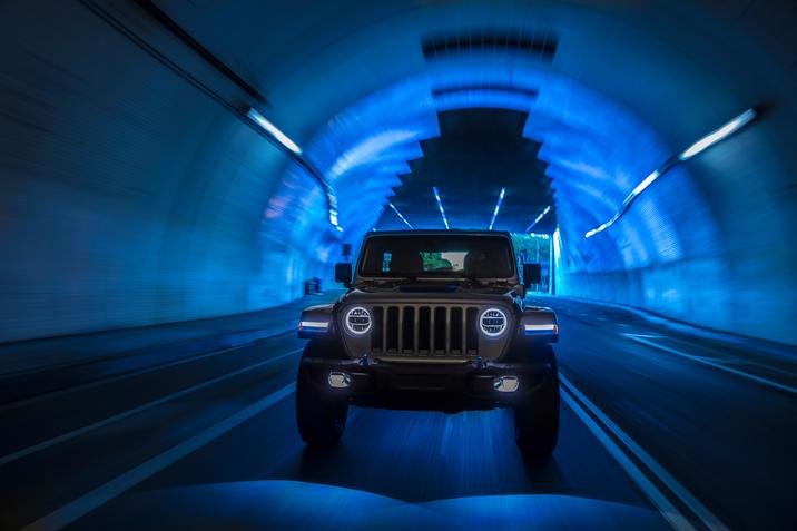 vue avant du Jeep Wrangler 4xe 2021 roulant dans un tunnel