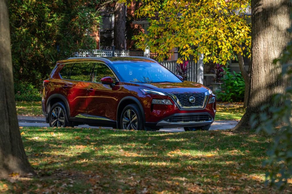 vue trois quart avant du Nissan Rogue 2021 stationé sur une rue d'un quartier résidentiel