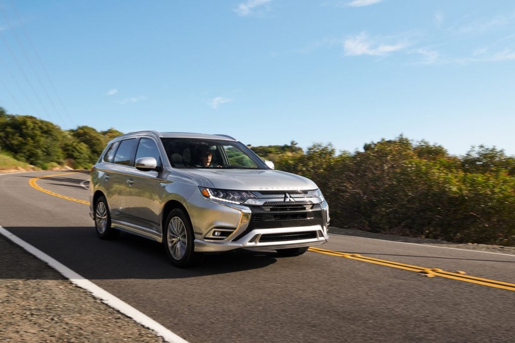 vue trois quart avant du Mitsubishi PHEV 2021 roulant sur une route