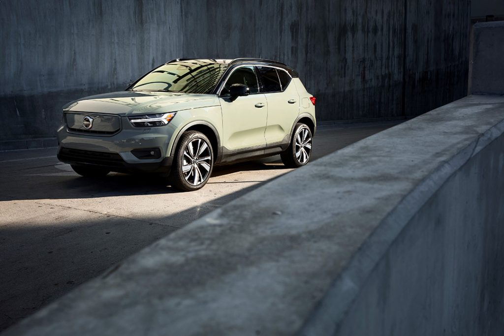 vue trois quart du Volvo XC40 Recharge 2021 stationé