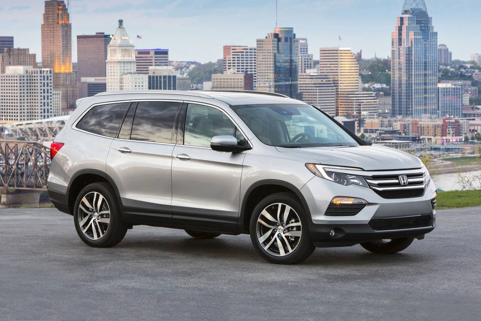 Honda Pilot 2017 avec vue d'un centre-ville