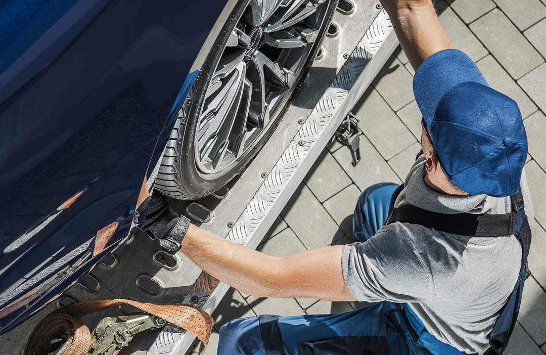 Remorqueur qui stabilise la roue arrière d'une voiture sur la remorque