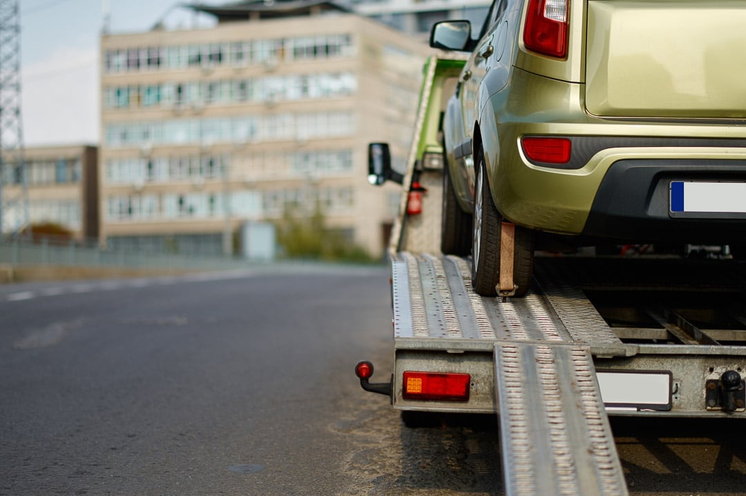 Voiture monté sur une remorque