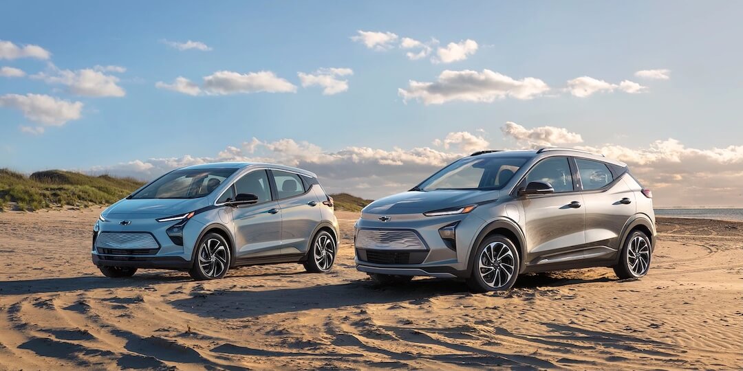 vue latérale avant de la Chevrolet Bolt UV 2022 et du Chevrolet EUV 2022