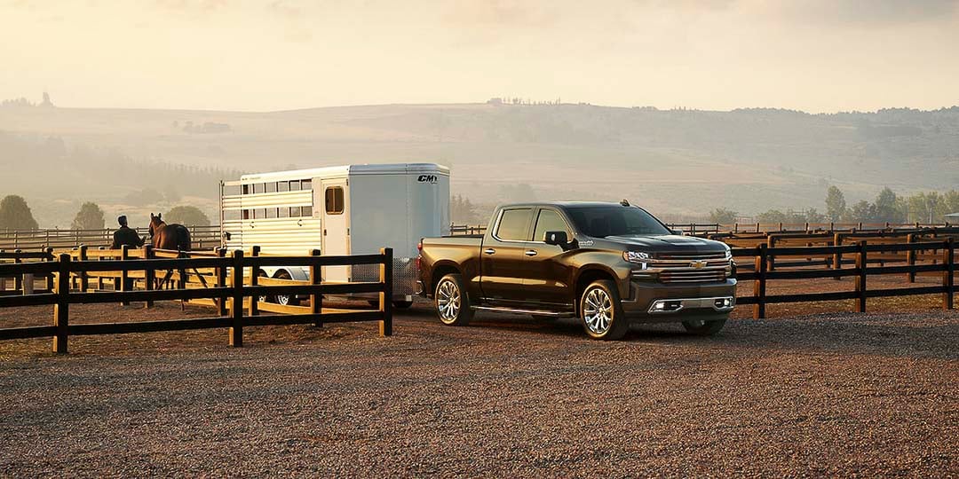 vue latérale du Chevrolet Silverado 1500 2021 avec un remorque