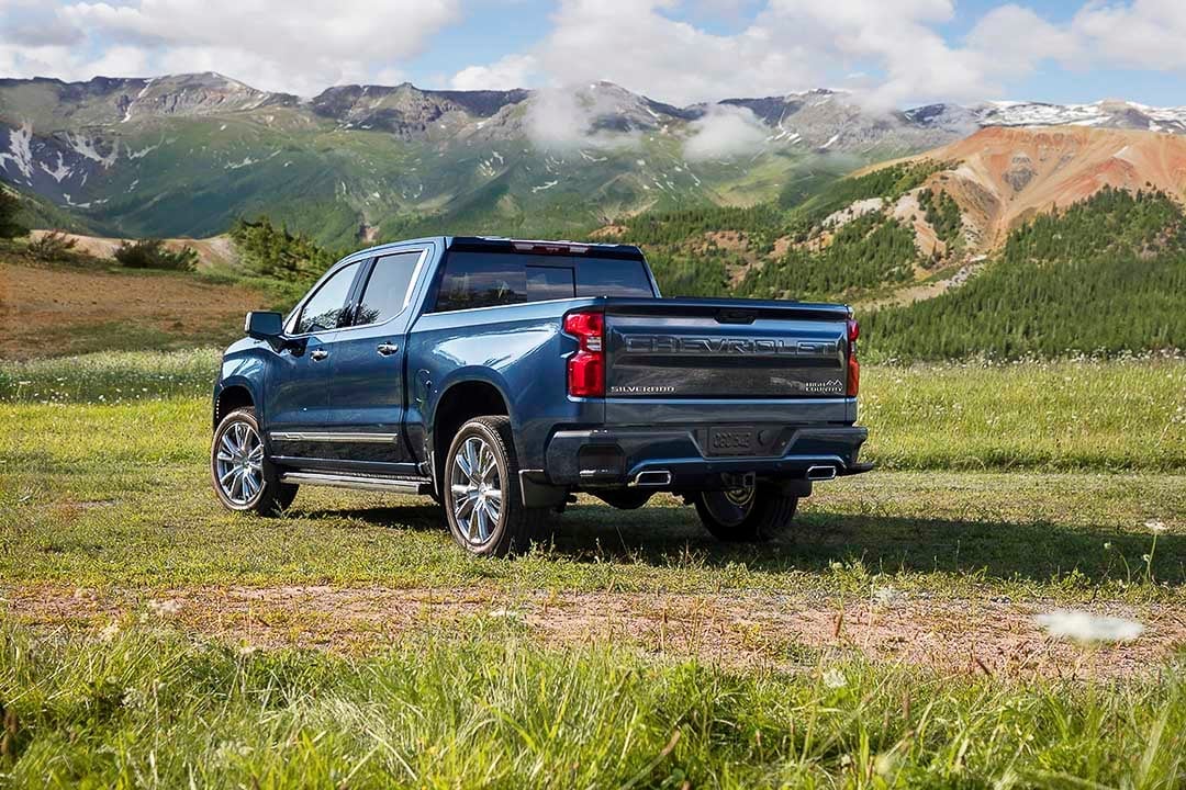 vue latérale arrière du Chevrolet Silverado 2022