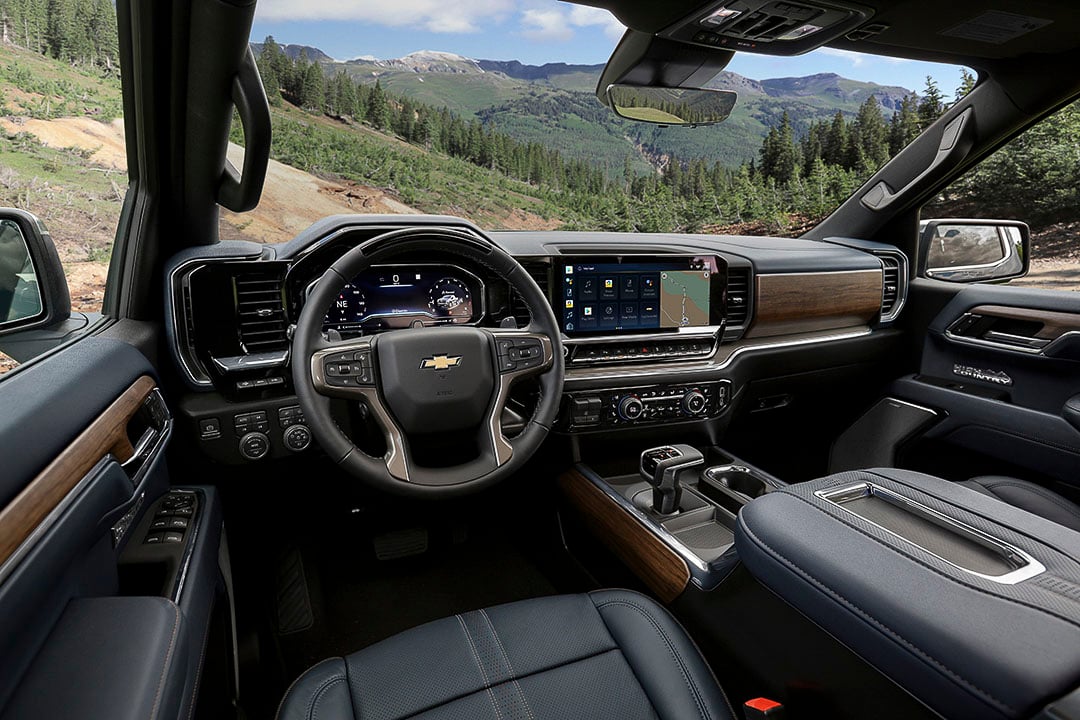 vue de la planche de bord, du volant et de la console centrale à bord du Chevrolet Silverado 2022