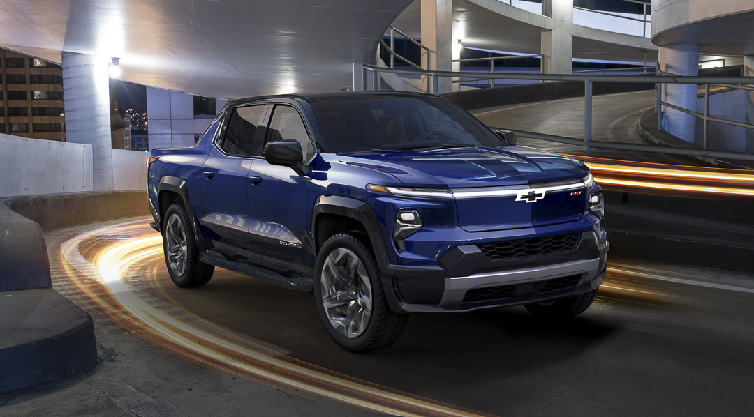 vue trois quart avant du Chevrolet Silverado EV RST 2023