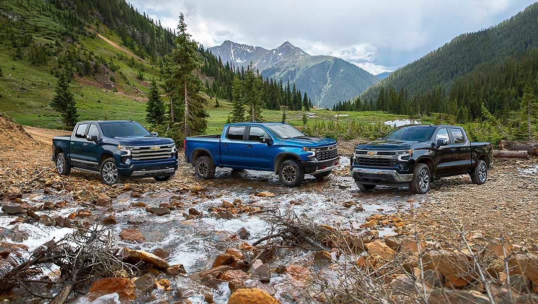 vue de trois modèles du Chevrolet Silverado 2022