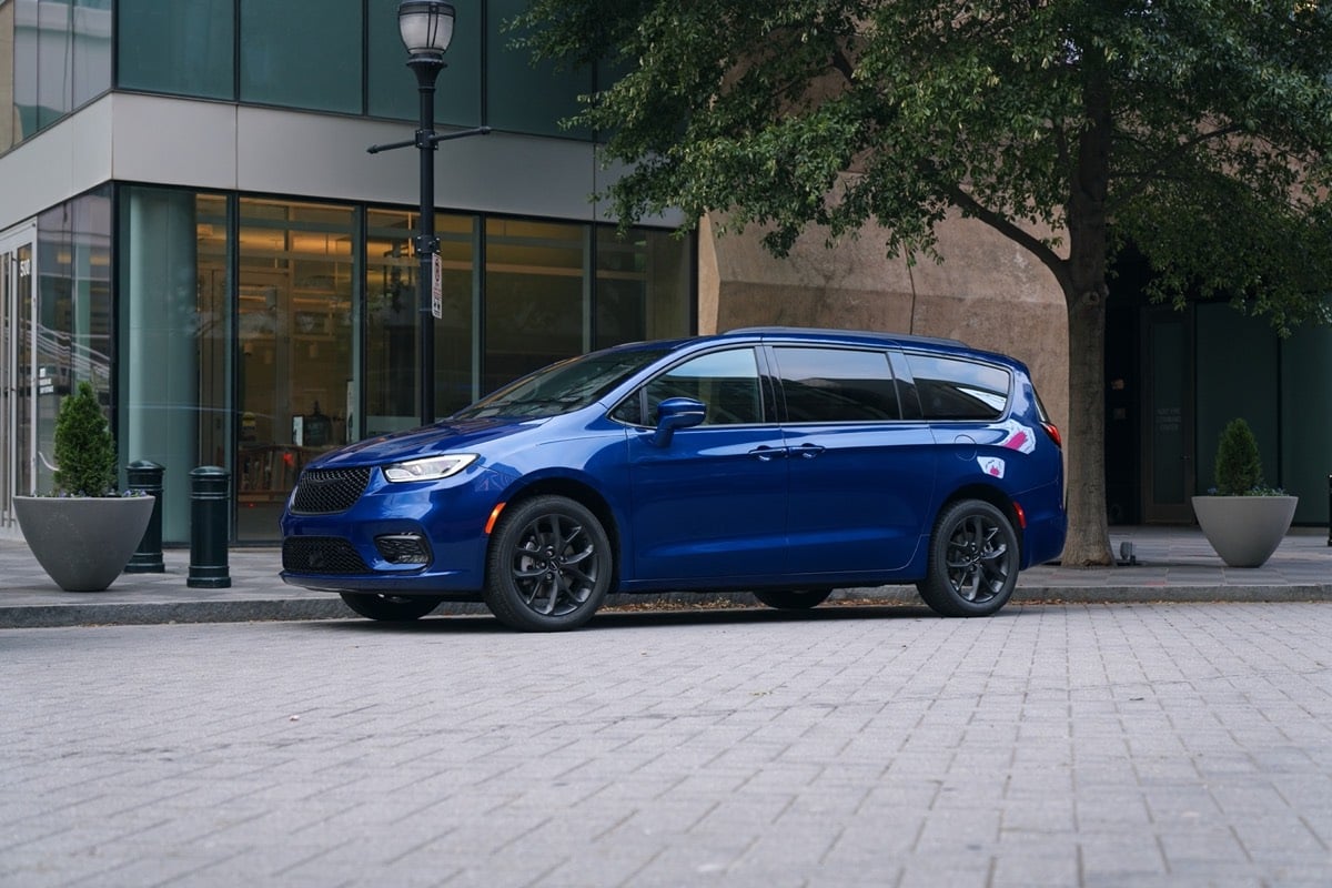 vue latérale avant de la Chrysler Pacifica