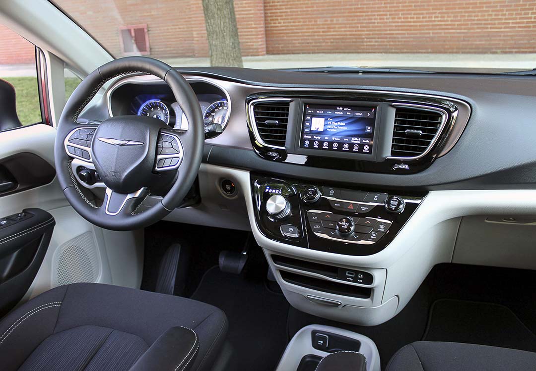 vue de la planche de bord et du volant à l'intérieur de la Chrysler Grand Caravan 2021