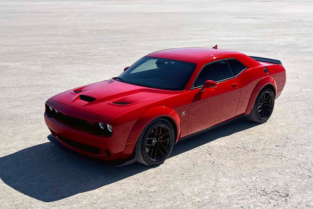 vue latérale avant de la Dodge Challenger 2021