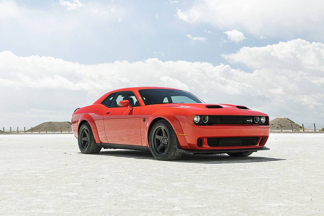 vue latérale avant de la Dodge Challenger SRT Redeye