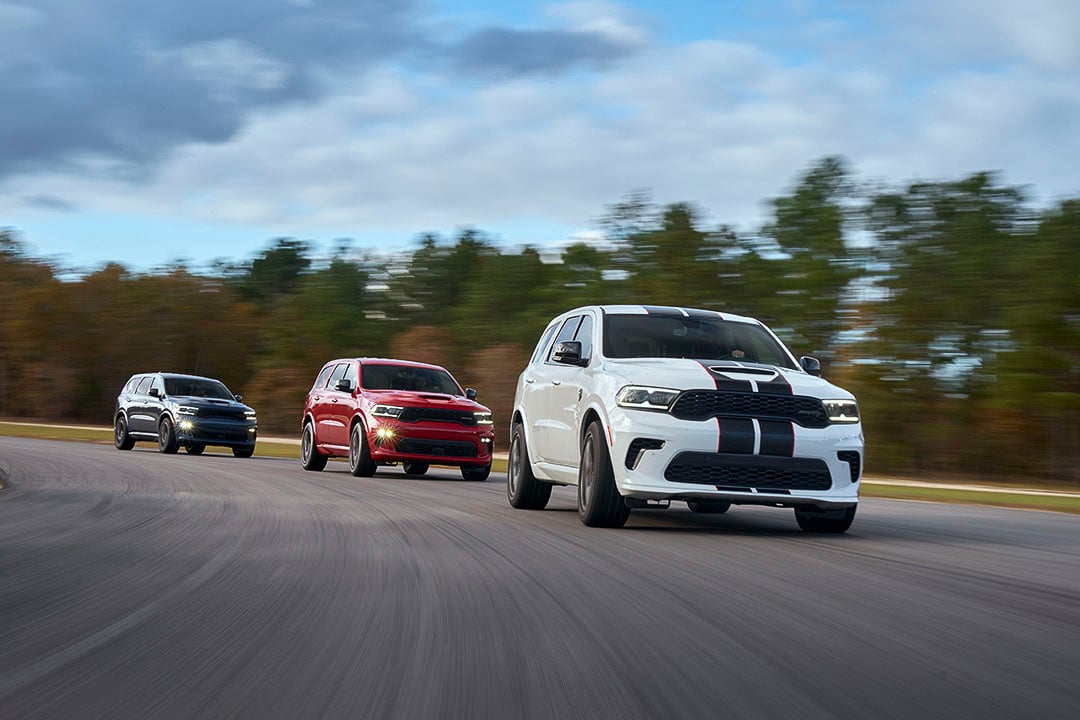 vue de trois version du Dodge Durango 2021 sur une route