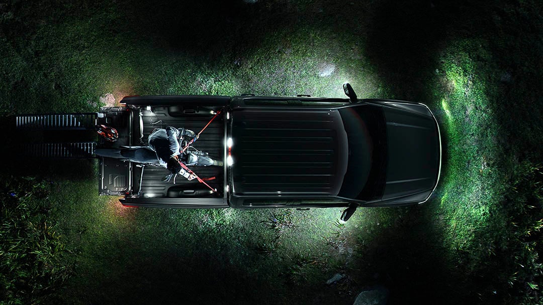 vue en contre-plongée du Ford F-150 Lightning 2022