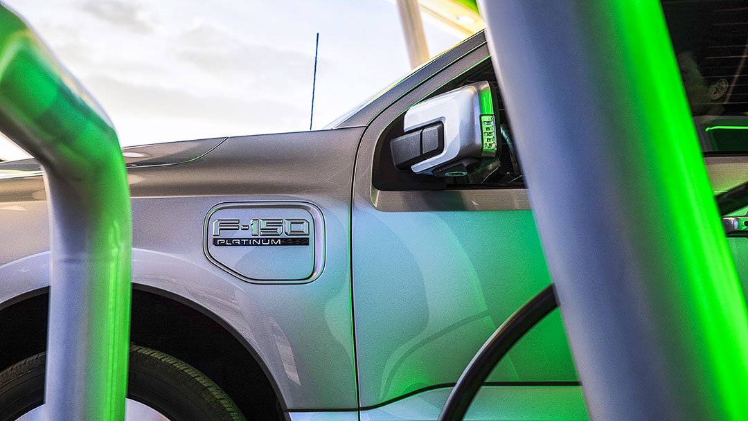 vue latérale partielle du Ford F-150 lightning 2022 et de sa prise de recharge