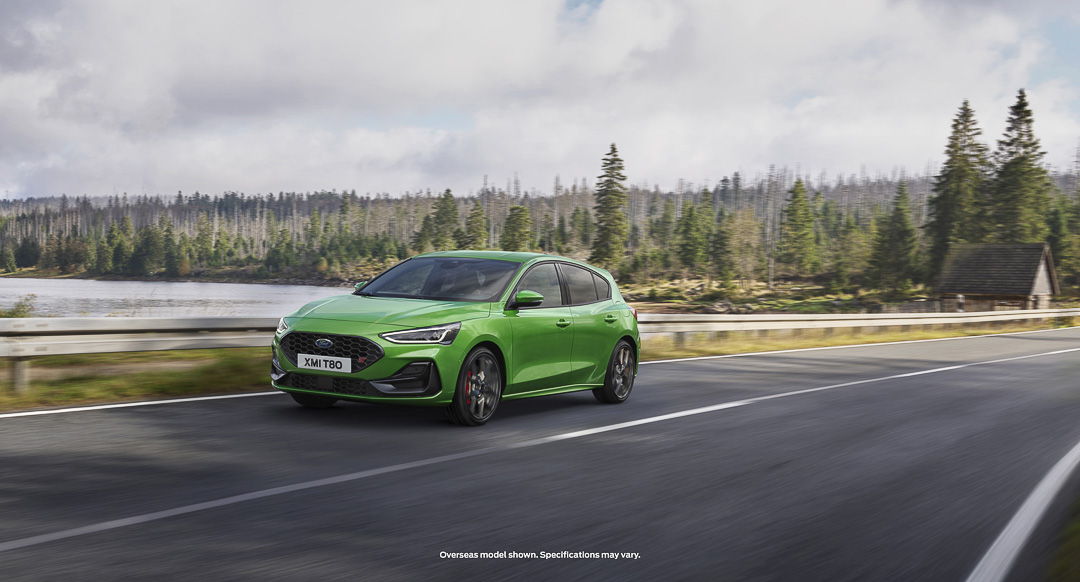 vue latérale avant de la Ford Focus ST 2022