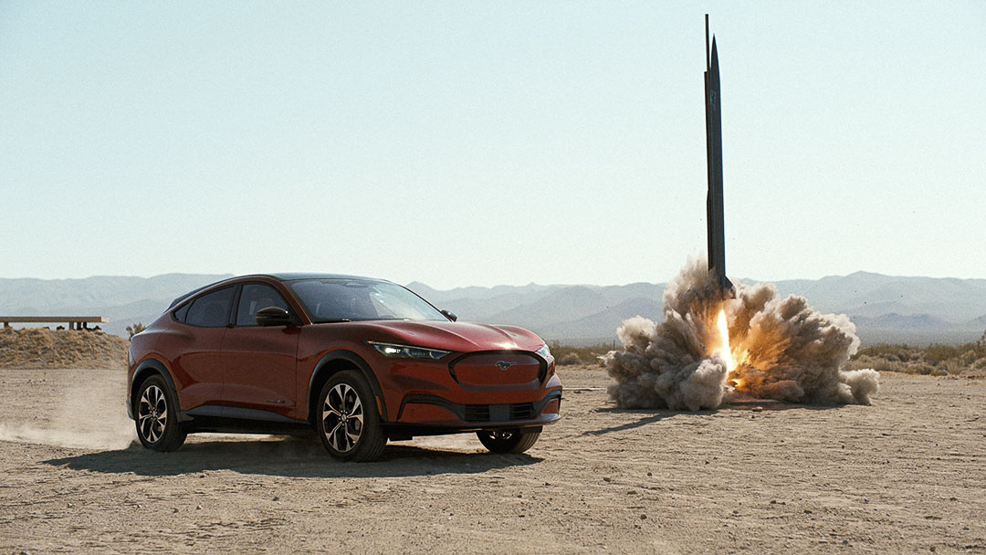 vue latérale avant de la Ford Mustang Mach-E 2021