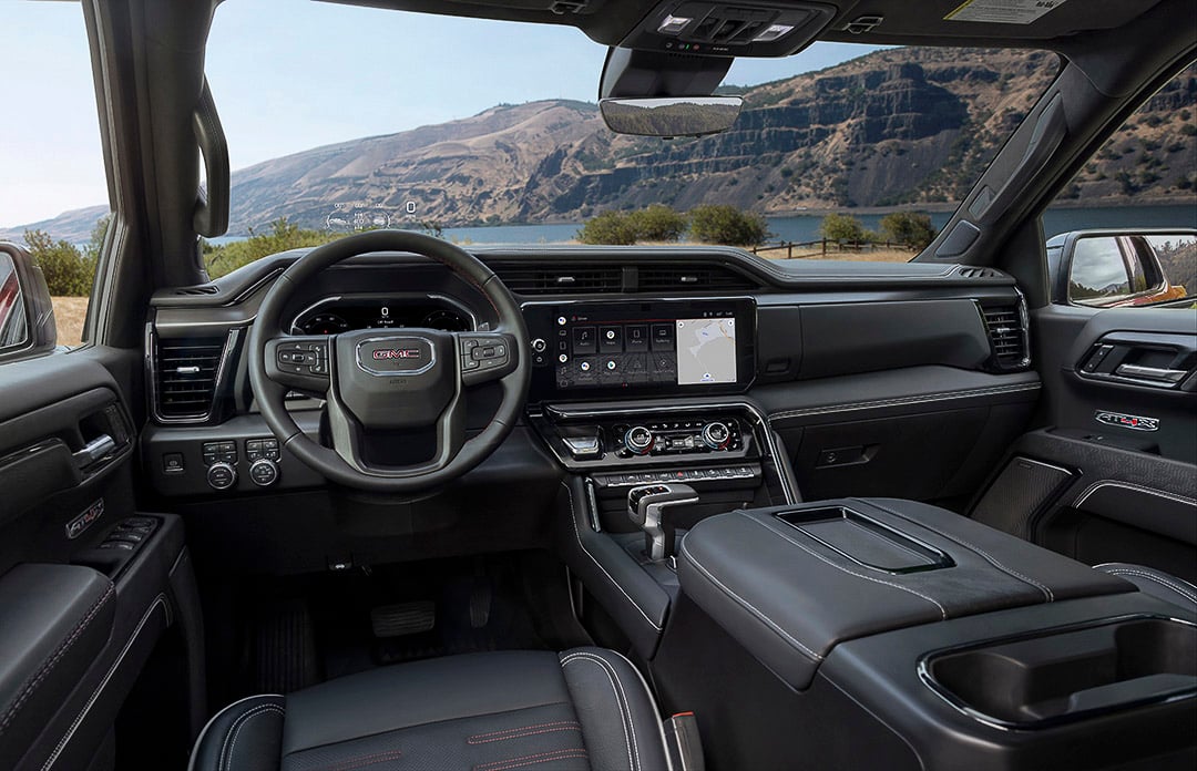 vue du volant, de la console centrale et du la planche de bord disponible à l'intérieure du GMC Sierra 1500 2022