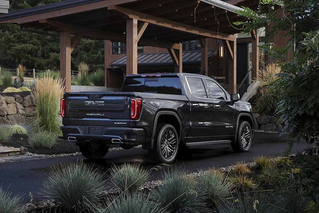 vue latérale arrière du GMC Sierra 1500 Denali 2022