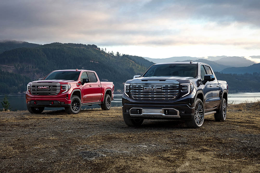 vue latérale avant du GMC Sierra AT4X 1500 2022 et du GMC Sierra Denali Ultimate 2022