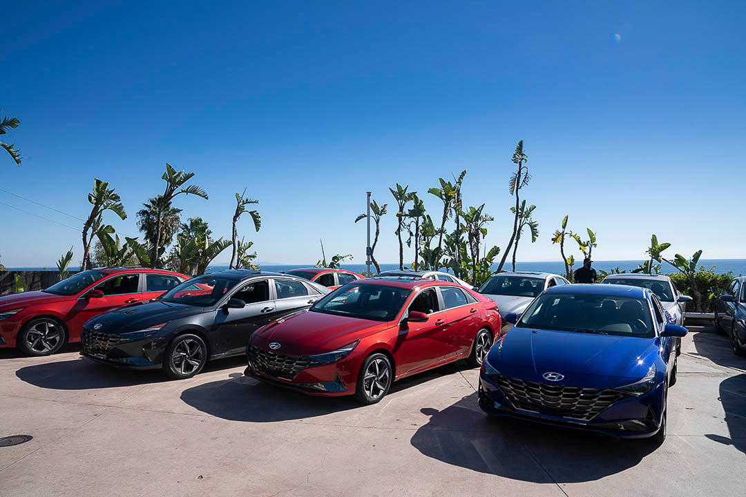 vue avant de plusieurs Hyundai Elantra stationnées