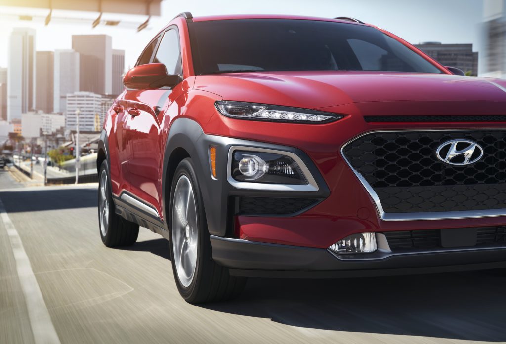 Vue avant rapprochée et partiel du Hyundai Kona 2019 roulant sur une route