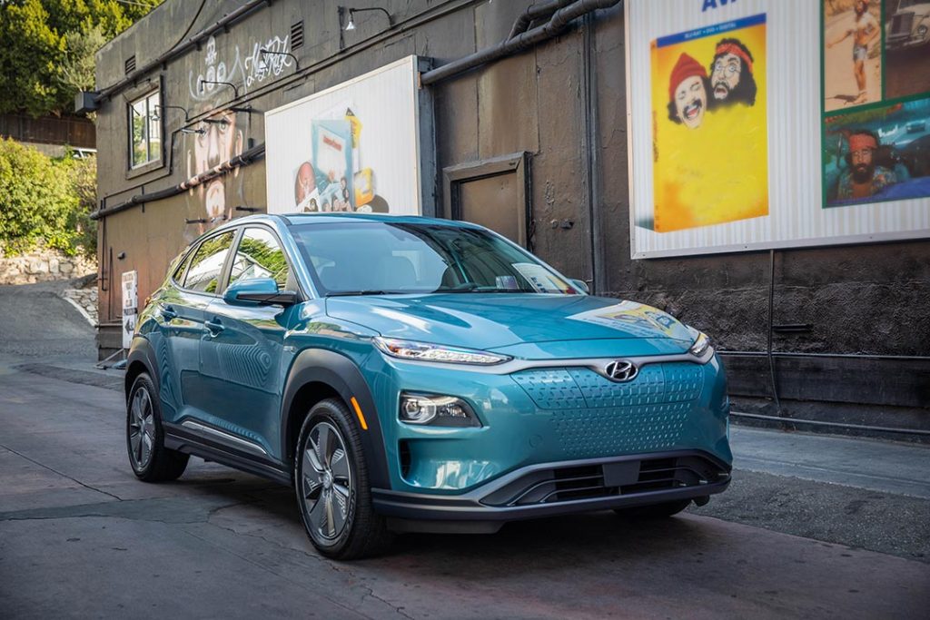 vue avant du Hyundai Kona électrique 2021 roulant sur une route de ville