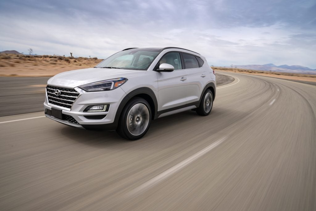 Vue latérale avant du Hyundai Tucson 2019 roulant sur une route